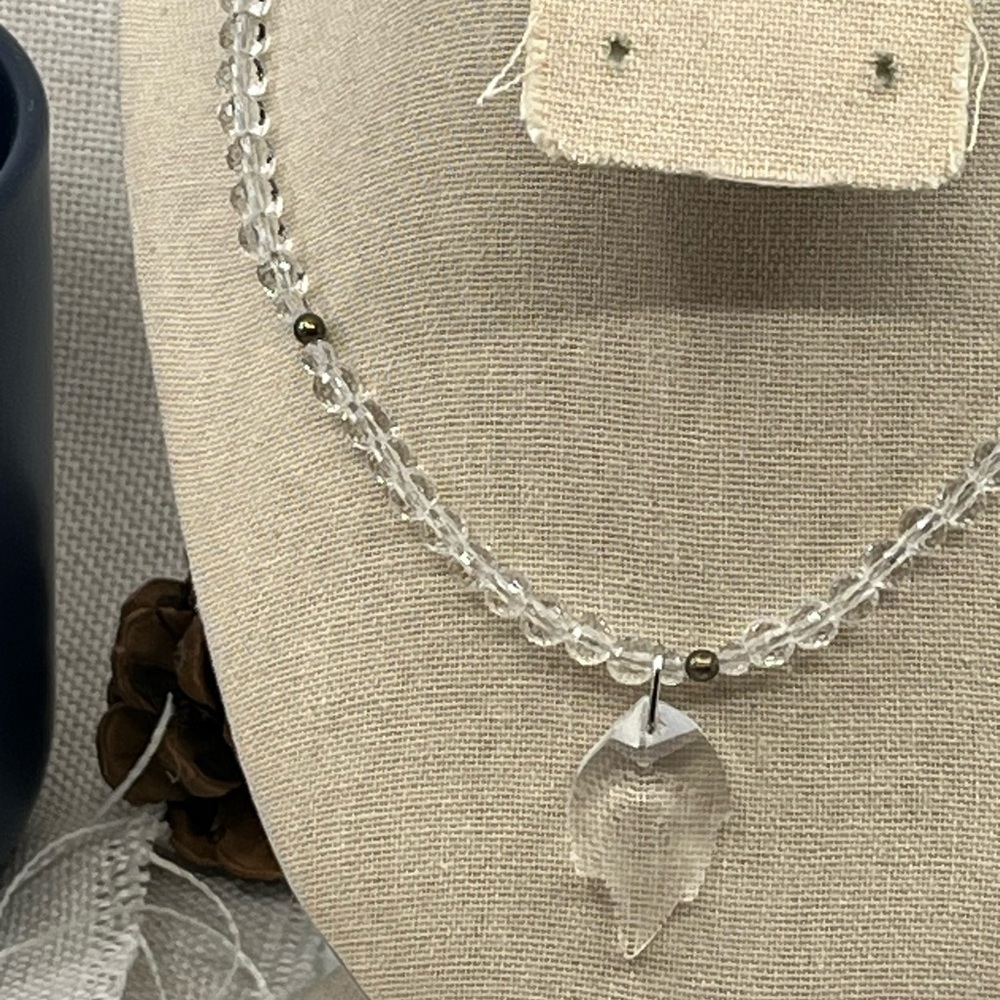 Vintage Necklace with Leaf Pendant - Picture 10 of 15